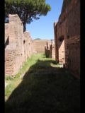 03194 ostia - regio i - insula xii - caseggiato dei triclini (i,xii,1) - hof - porticus - westseite - bli ri norden - 06-2024.jpg